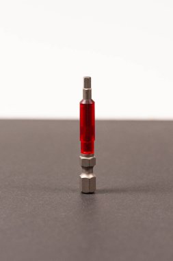 Beyaz arkaplanda hex bit veya ingiliz anahtarı izole.