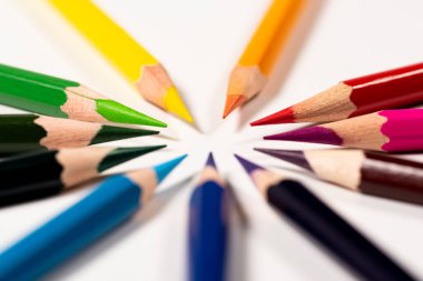 Beyaz arka planda izole edilmiş renkli kalemler. Makro