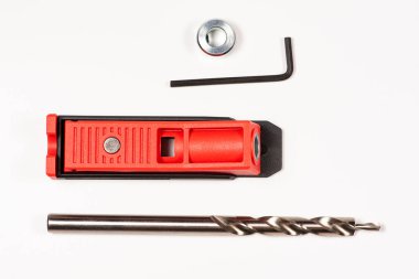 Kırmızı cep deliği jig, dowel jig beyaz arkaplanda izole görüntü