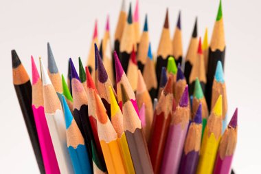 Beyaz arka planda izole edilmiş renkli tahta kalemler. Makro