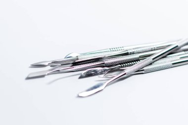 Aletler bir yığın içinde düzenlenmiştir. Özel tırnak çubukları.