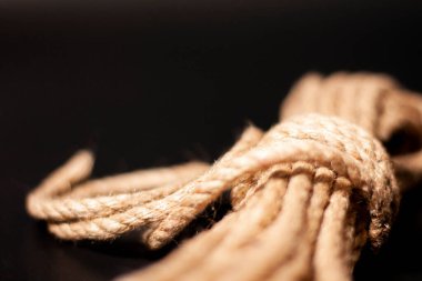 Koyu veya siyah arkaplanda yeşil halat.