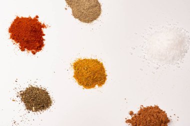 Hint baharatları koyu ahşap masadan seçiliyor. Yiyecek ya da baharatlı yemek konsepti, sağlıklı beslenme arka planı..