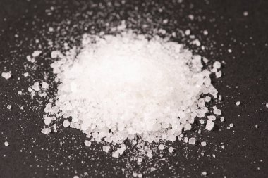 Siyah arka planda beyaz mineral tuzu. Makro