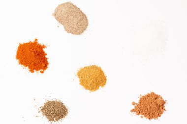 Hint baharatları koyu ahşap masadan seçiliyor. Yiyecek ya da baharatlı yemek konsepti, sağlıklı beslenme arka planı..