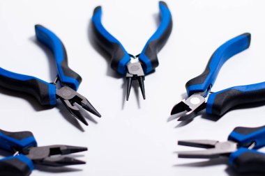 Beş farklı pense seti..