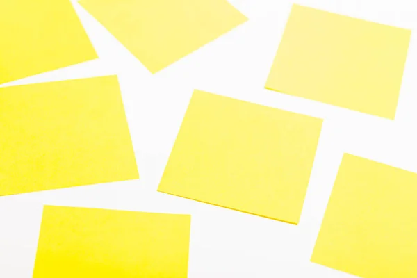 Hojas de papel amarillo sobre fondo blanco. Localizado aleatoriamente. — Foto de Stock