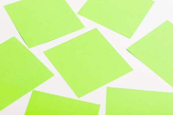Hojas de papel de color oliva sobre fondo blanco. — Foto de Stock