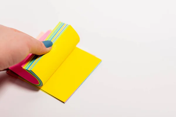 Bir insan bir yığın renkli kağıt üzerinde el sallar.. — Stok fotoğraf