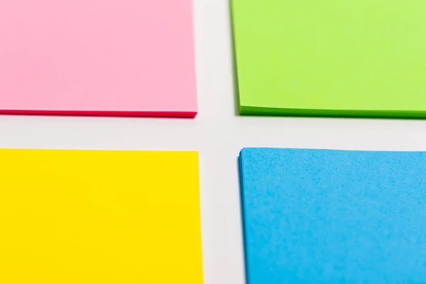 Hojas de papel de diferentes colores se disponen en forma de azulejos. — Foto de Stock