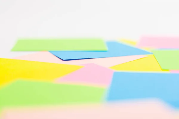 Un conjunto de trabajos de oficina relacionados con notas adhesivas de papel de color arco iris. Contexto — Foto de Stock