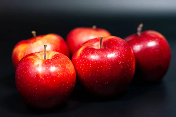 Dojrzałe czerwone jabłka na ciemnym tle. Zdrowy naturalny kolor owocu. — Zdjęcie stockowe