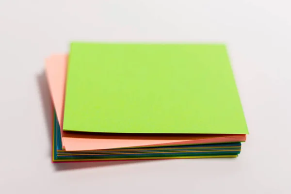 Hojas de papel de diferentes colores se disponen en el centro del marco en una columna. — Foto de Stock