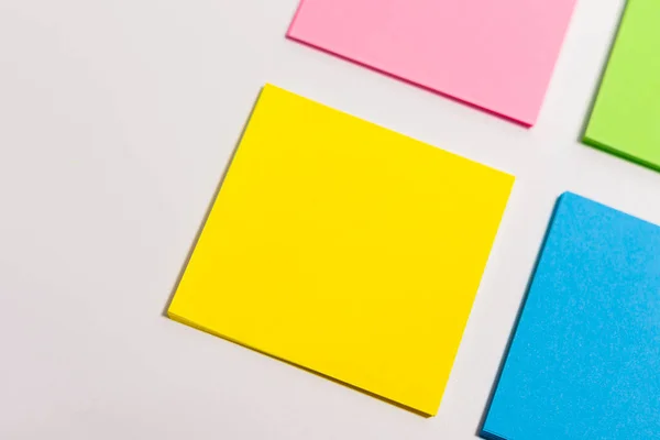 Hojas de papel de diferentes colores se disponen en diagonal. — Foto de Stock
