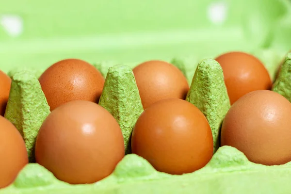 Uma bandeja pequena para uma dúzia de ovos de galinha. — Fotografia de Stock