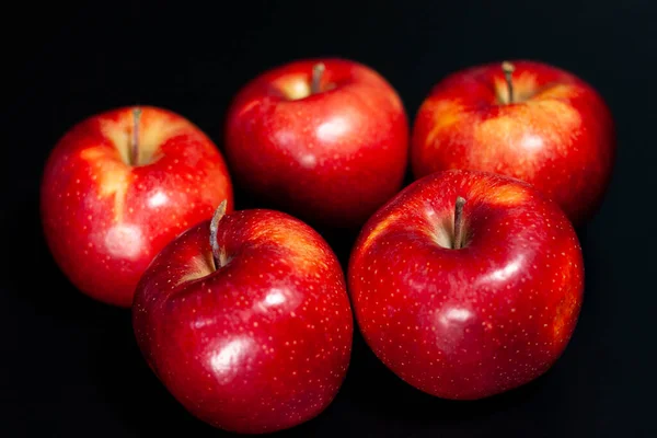 Koyu arkaplanda taze kırmızı elmalar. Meyvenin sulu doğal rengi. — Stok fotoğraf