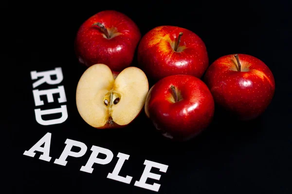 屏幕中央是一堆完整的水果和半个新鲜的红苹果. — 图库照片