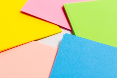 Farklı renkte kağıtlar beyaz bir yüzey üzerinde bir daire içinde düzenlenir..