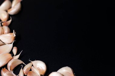 Çerçevenin sol tarafında genç sarımsaklı karanfiller bulunur..