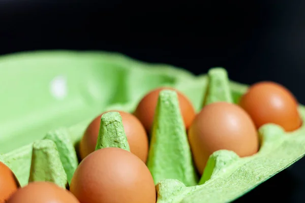 Uma pequena bandeja para ovos de galinha. Várias células estão vazias. — Fotografia de Stock