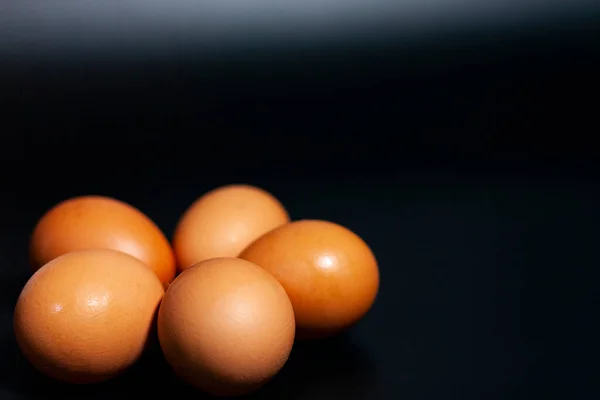 Cinco ovos de galinha são dispostos em um círculo. — Fotografia de Stock