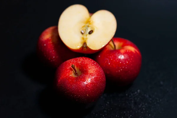 Trzy świeże czerwone jabłka. Na górze jest połowa owocu.. — Zdjęcie stockowe