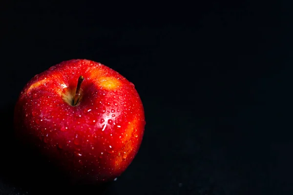 Ekranın sol alt köşesinde parlak kırmızı renkli bir Apple. Kapat.. — Stok fotoğraf