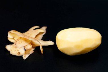 Soyulmuş patates yumrusu ve kabuğu yatay olarak ekrana konur..