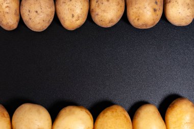 Altında ve üstünde taze patates odunları var..