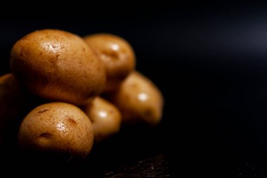 Soldaki ekranda bir yığın taze patates var. Sağdaki yer reklam için ücretsiz..