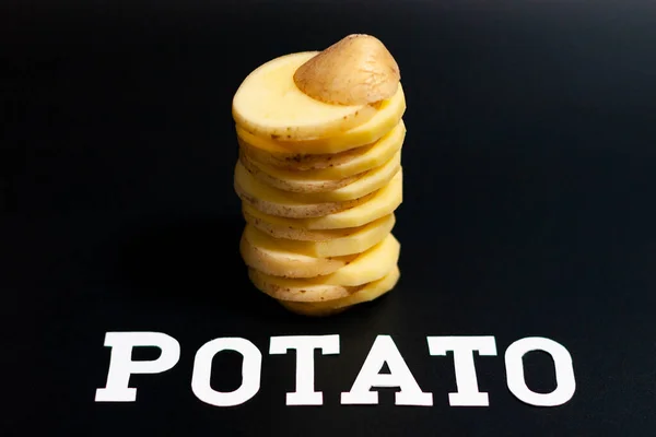 Έκοψα Φρέσκες Πατάτες Στοιβάζονται Μια Στήλη Σκούρο Φόντο — Φωτογραφία Αρχείου