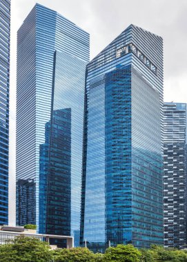Singapur merkezi Rıhtımlar üzerinde cam yüksek gökdelenler. Manzarası finans merkezi şehrin yeni modern ofis binaları dolgu üzerinde. Olimpik halka, simge oyunları