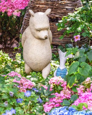 Disney çizgi film karakterleri Winnie the Pooh ve Piglet heykel. Bahçedeki yüklemesini seralar çiçek kubbe, Singapur