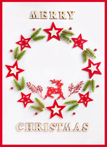 新年贺卡在白纸上 上面刻着木字 圣诞快乐 云杉节日花环与红星 红色框架的垂直明信片 — 图库照片
