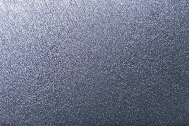 Gümüş folyo arka plan dalgalı oluklu kağıt, closeup dokusal. Metalik buruşuk krep koyu mavi karton makro yapısı.