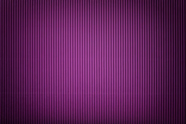 波纹深紫色纸的纹理与晕影 紫罗兰色纸板背景的条纹图案 特写镜头 — 图库照片