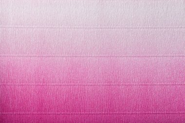 Dikey gradyan, makro ile oluklu parlak mor ve beyaz kağıt doku. Çizgili desen orkide karton arka plan, portre.