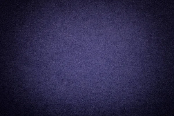ビネットとビンテージ デニム用紙の背景のテクスチャ フレームと密なネイビー ブルー クラフト段ボールの構造 紫のグラデーション背景のクローズ アップを感じた — ストック写真