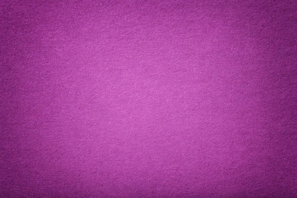 深色紫色哑光背景的绒面革面料 特写镜头 丝线丝状丝状丝状丝状无影毛毡 — 图库照片