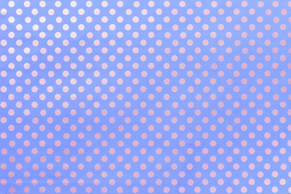 Fundo azul claro de papel de embrulho com um padrão de prateado polka dot closeup . — Fotografia de Stock