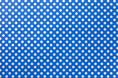 Gümüş polka nokta dolap bir desen ile ambalaj kağıdı lacivert arka plan.