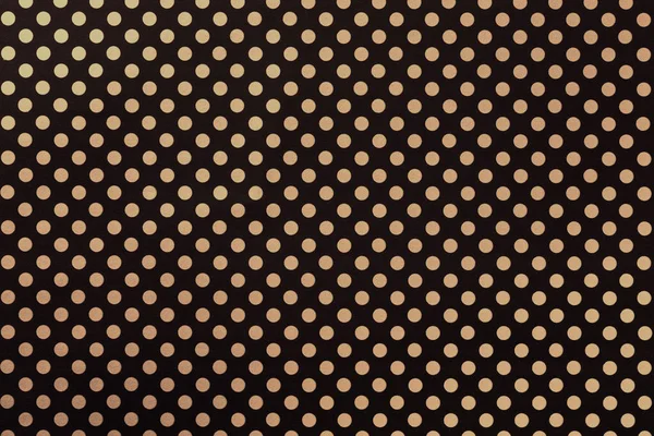 Altın polka nokta dolap bir desen ile ambalaj kağıdı siyah arka plan. — Stok fotoğraf