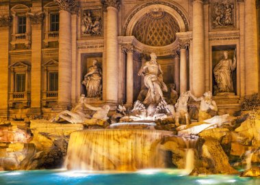 Gece Trevi Çeşmesi Roma, Italya. Barok mimarisi ve heykel.