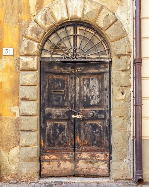 Παλιά ξύλινη πόρτα vintage με ξεφλούδισμα χρώμα — Φωτογραφία Αρχείου