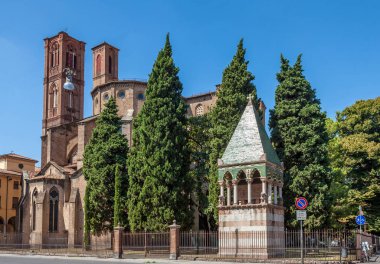 Bologna, Italya 'da Romanesk tarzında katedral. Avrupa ortaçağ mimarisi