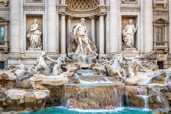 Slavná fontána Trevi v Římě, popravena v barokním stylu. Prvky fasády středověkého paláce — Stock fotografie