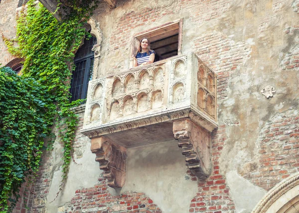 Slavné místo v Evropě. Středověký balkon Julie ve Veroně, Itálie. — Stock fotografie