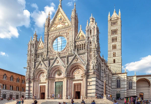 Siena, Itálie-19. srpna 2013: katedrála Duomo di Siena, středověký kostel v Sieně, v Itálii, v Evropě — Stock fotografie