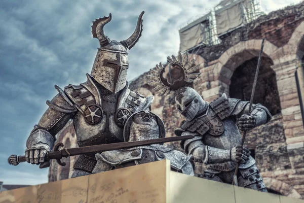 Paisagem teatral em Verona, Itália. Batalha histórica entre cavaleiros medievais . — Fotografia de Stock