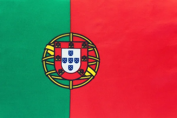 Portugiesische Nationalflagge aus Stoff, textiler Hintergrund. Symbol der internationalen europäischen Welt. — Stockfoto